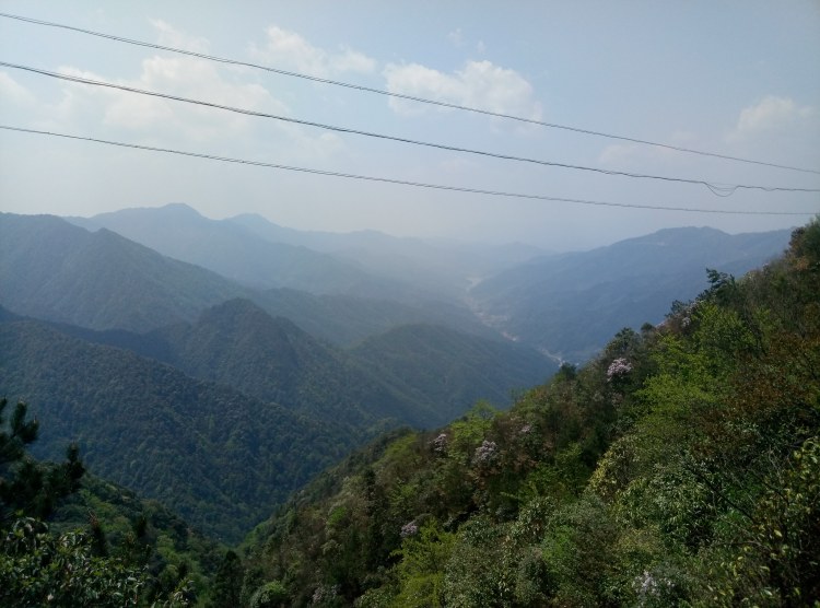 在绕山公路上行驶时，感觉犹如在仙境