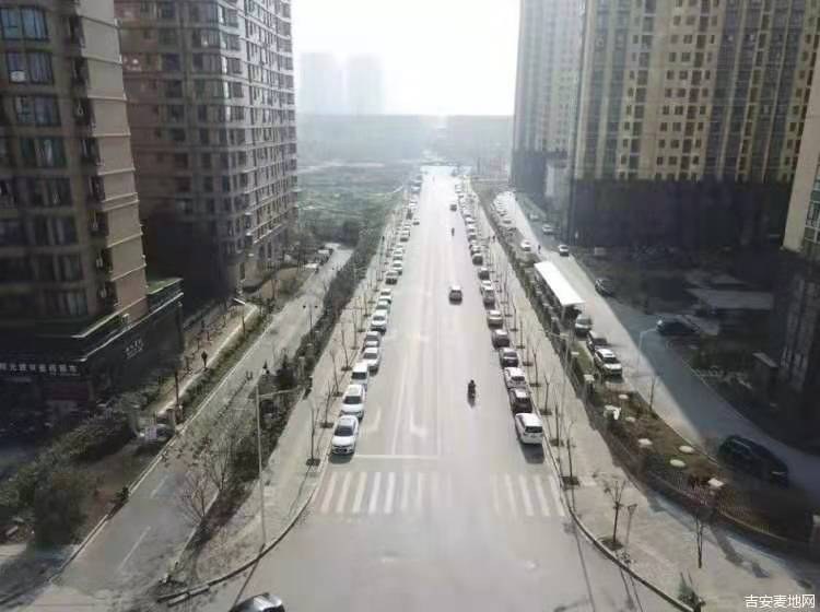 小区东面道路